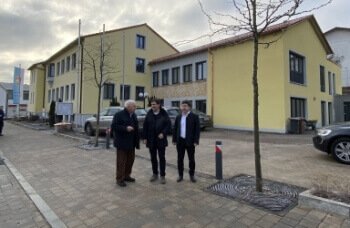Manfred Krä, Günter Stephan und Alfons Neumeier vor der Geschäftsstelle der Verwaltungsgemeinschaft Aiterhofen