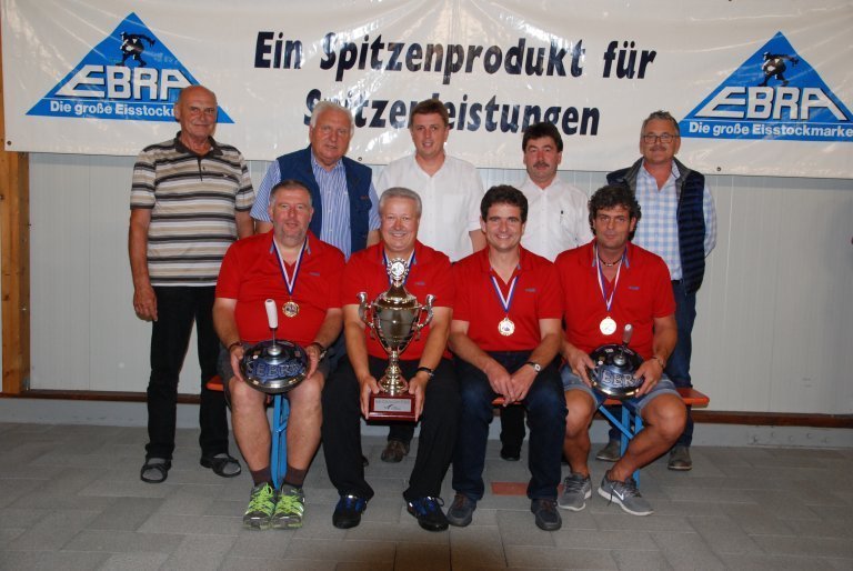 Die Siegermannschaft eingerahmt von den Zweit- und Drittplatzierten, dem Vorsitzenden des EC EBRA Aiterhofen und den Ehrengästen.