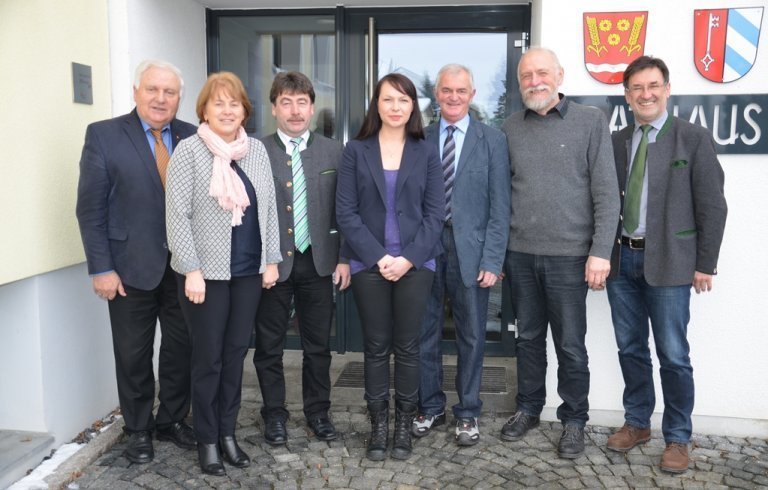 Amtseinführung mit (von links) den Bürgermeistern Manfred Krä, Barbara Unger und Alfons Neumeier, Vhs-Leiterin Stephanie Baranyak-Keilbach, Vhs-Leiter Alfons Wolf, Vhs-Geschäftsführer Sepp Koller und Geschäftsstellenleiter Günter Stephan.