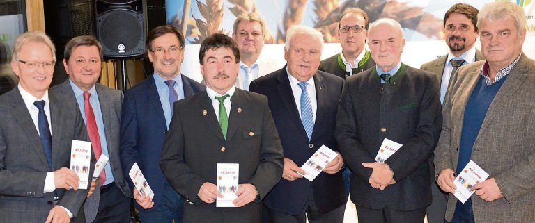 Gruppenfoto - v.l.: stellv. Geschäftsstellenleiter Armin Hrubey, Landrat a.D. Alfred Reisinger, Geschätsstellenleiter Günter Stephan, Bürgermeister Salching Alfons Neumeier, 3. Bgm. Salching Thomas Rott, Bürgermeister Aiterhofen Manfred Krä, ehem. Geschäftsstellenleiter Rolf-Dieter Pfeilschifter, 2. Bgm. Aiterhofen Adalbert Hösl, 2. Bgm. Salching Gerolf Weinzierl