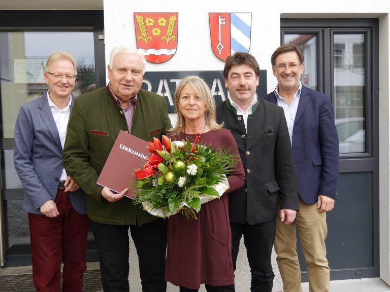 Gruppenfoto - von links: stellvertretender Geschäftsstellenleiter Armin Hrubey, Gemeinschaftsvorsitzender Manfred Krä, Verwaltungsangestellte Sonja Jobst-Höpfler, stellvertretender Gemeinschaftsvorsitzender Alfons Neumeier und Geschäftsstellenleiter Günter Stephan