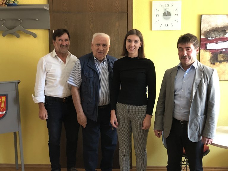 Gruppenfoto - Geschäftsstellenleiter Günter Stephan, Gemeinschaftsvorsitzender Manfred Krä, Auszubildende Victoria Gögl und stellv. Gemeinschaftsvorsitzender Alfons Neumeier.