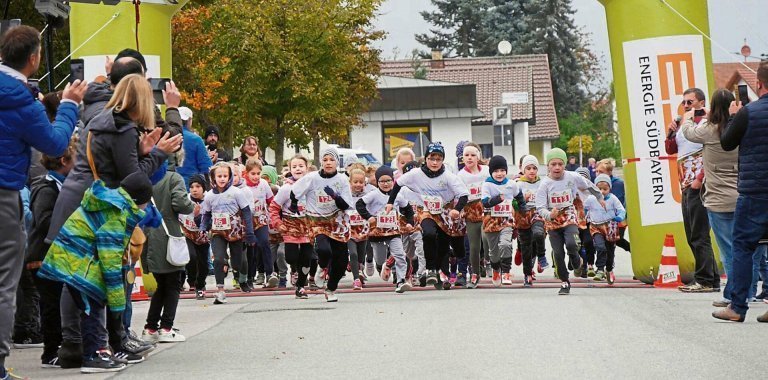 eine Gruppe von Kindern beginnt den Lauf