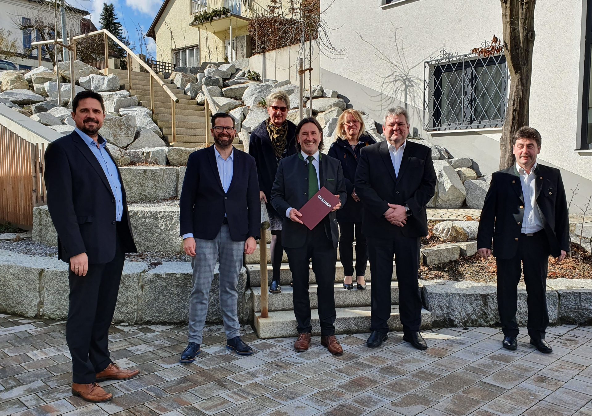 v.l. Bürgermeister der Gemeinde Aiterhofen Adalbert Hösl, stellvertretender Geschäftsstellenleiter Andreas Dorfner, ehemaliger Geschäftsstellenleiter Günter Stephan, neuer Geschäftsstellenleiter Thomas Rott und Bürgermeister der Gemeinde Salching Alfons Neumeier.